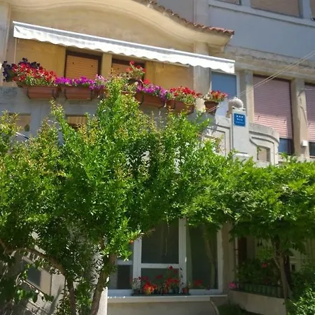 Apartment Apartment *
